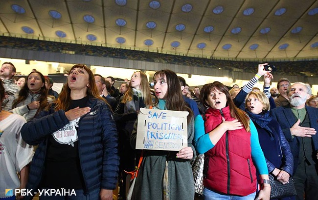 "Украина с тобой!": в Киеве на "Олимпийском" провели масштабную акцию в поддержку Сенцова (фото)