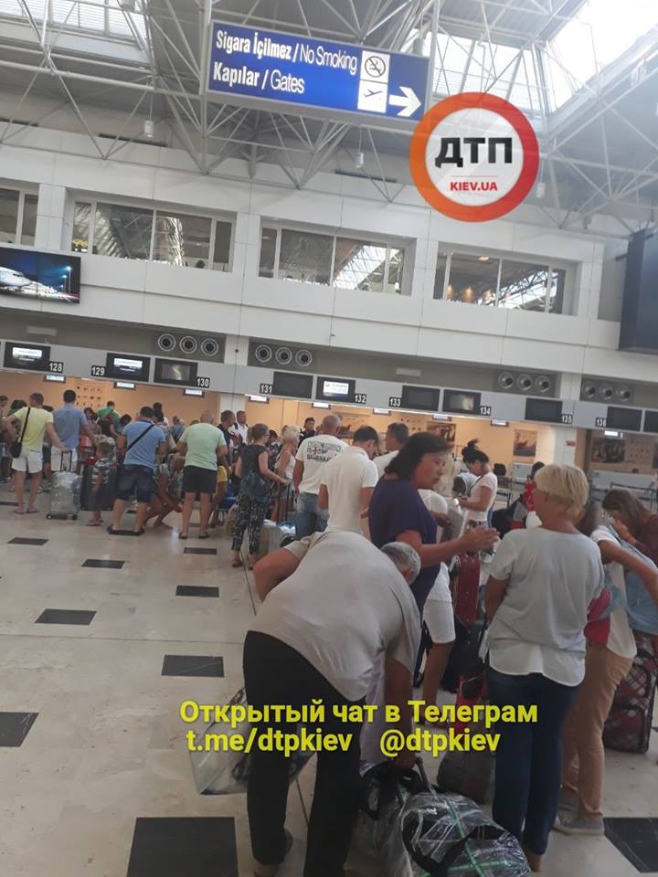 "Это уже ваши проблемы": украинские туристы провели 16 часов в аэропорту Анталии (фото)