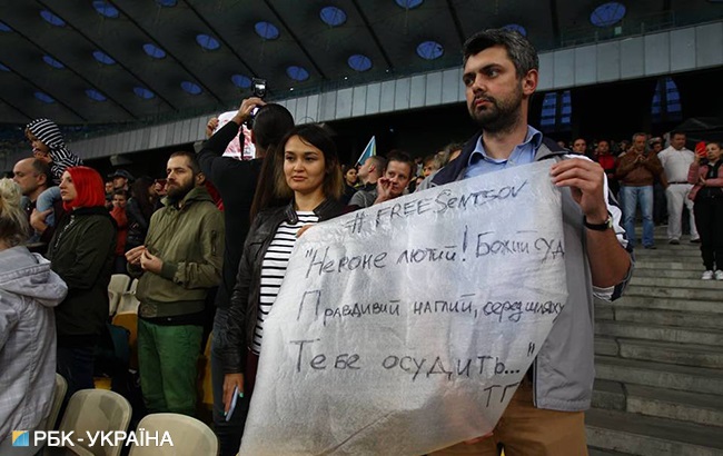 &quot;Украина с тобой!&quot;: в Киеве на &quot;Олимпийском&quot; провели масштабную акцию в поддержку Сенцова (фото)