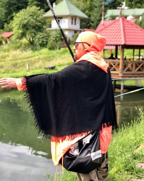 "Охота на дикую форель": стильный Коляденко отправился на рыбалку