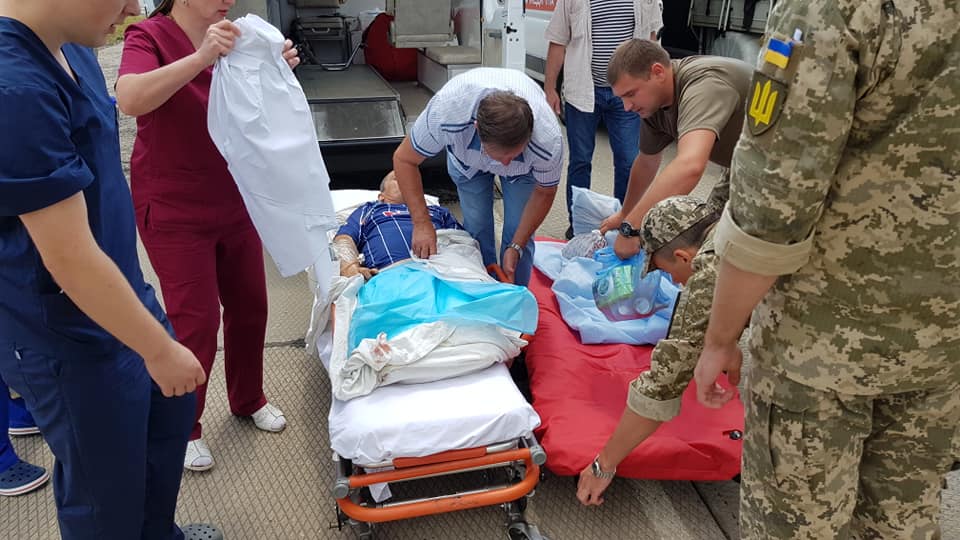 Потрібна допомога: до Одеси прибув борт з пораненими бійцями ВСУ (фото)