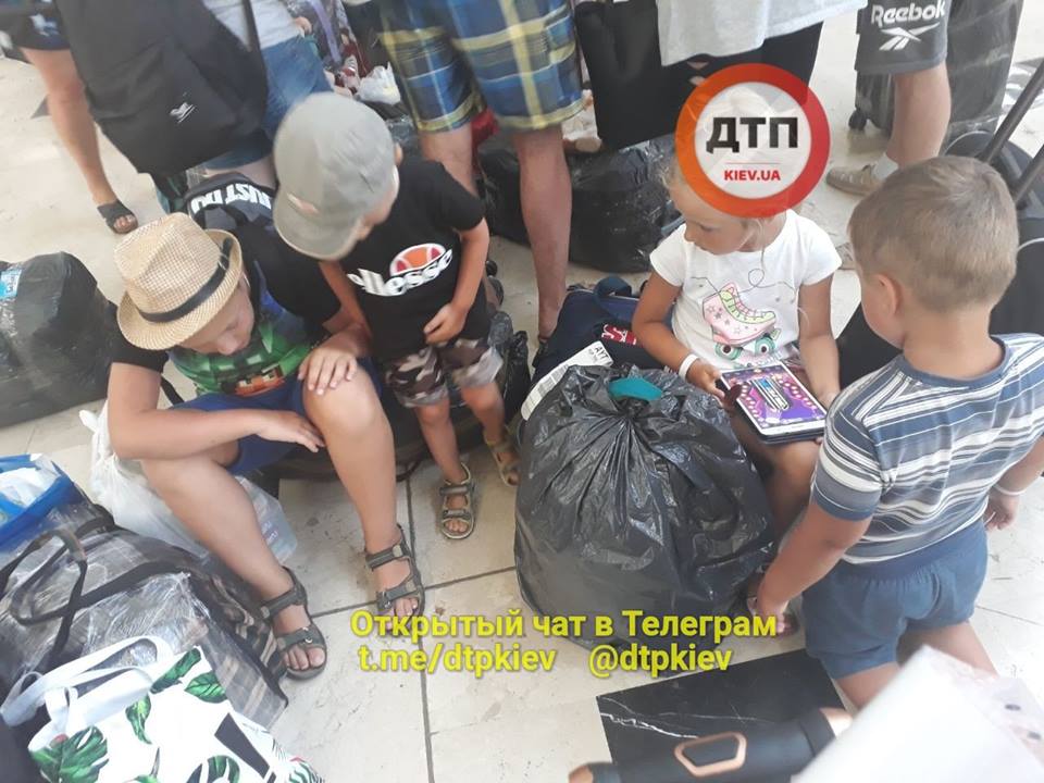 "Это уже ваши проблемы": украинские туристы провели 16 часов в аэропорту Анталии (фото)