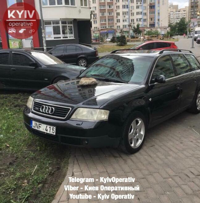 Кияни залишили великий сюрприз &quot;герою парковки&quot; (фото)
