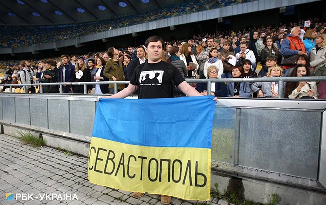 "Украина с тобой!": в Киеве на "Олимпийском" провели масштабную акцию в поддержку Сенцова (фото)