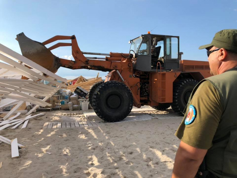 В Одесі бульдозером знесли лежаки і барні стійки на пляжі (фото і відео)