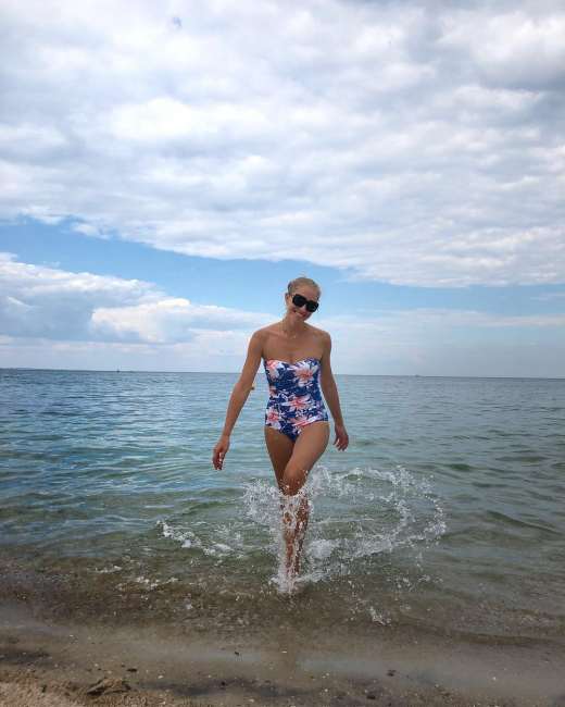 &quot;Русалка&quot;: Катя Осадчая похвасталась стройной фигурой на пляже в Одессе (фото)
