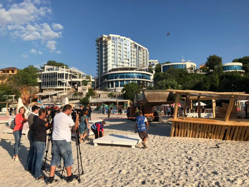 В Одесі бульдозером знесли лежаки і барні стійки на пляжі (фото і відео)