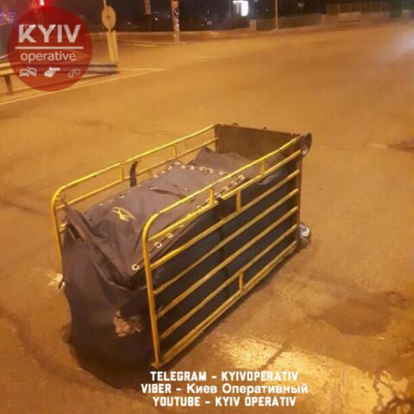 &quot;Експрес доставка&quot;: у Києві &quot;Укрпошта&quot; на ходу втратила посилки і поїхала далі (фото)