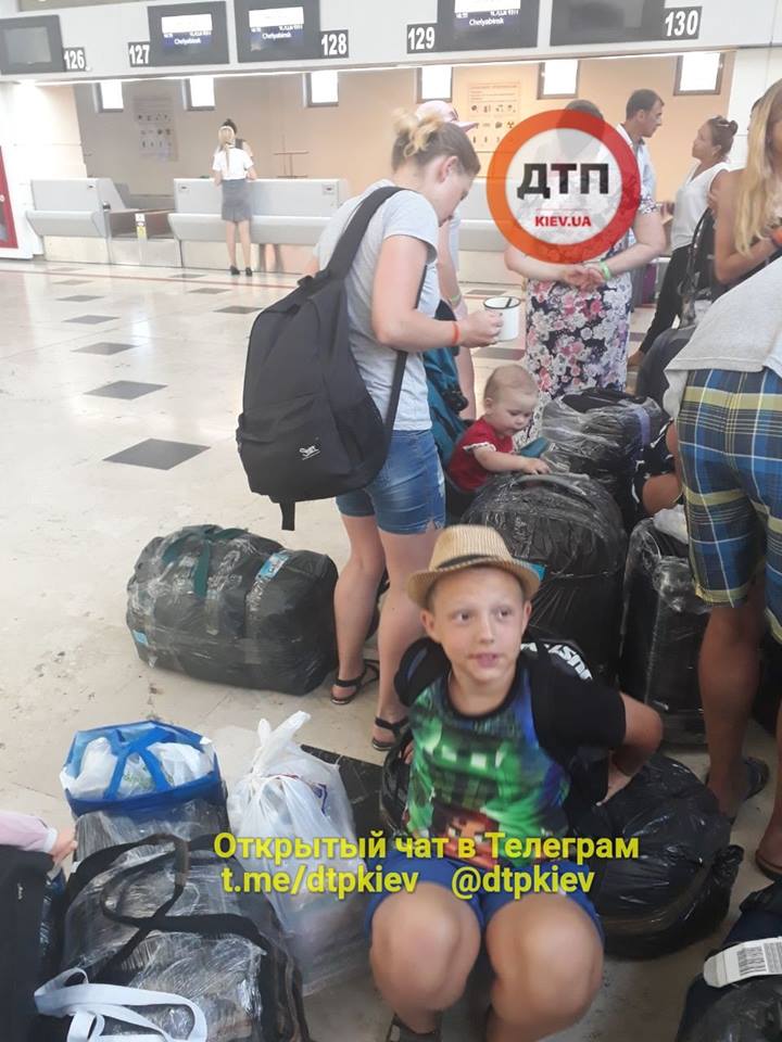 "Это уже ваши проблемы": украинские туристы провели 16 часов в аэропорту Анталии (фото)