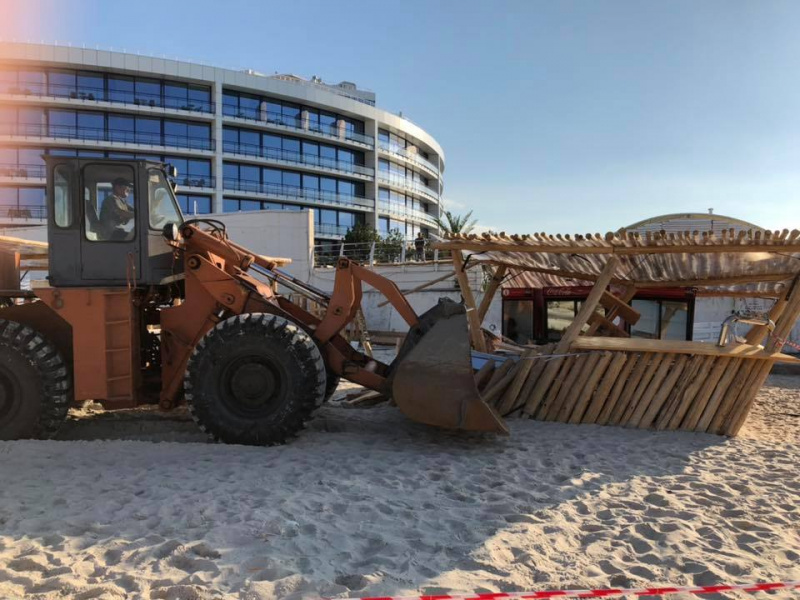 В Одесі бульдозером знесли лежаки і барні стійки на пляжі (фото і відео)