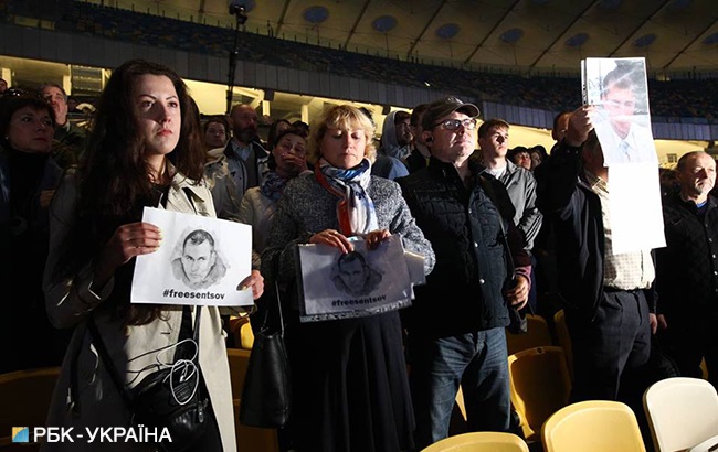 &quot;Украина с тобой!&quot;: в Киеве на &quot;Олимпийском&quot; провели масштабную акцию в поддержку Сенцова (фото)
