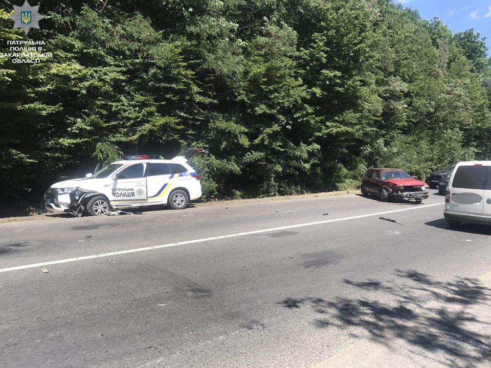 "Неприємність у день народження": патрульні Закарпаття потрапили в ДТП під час свята поліції