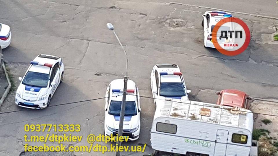 "Суворі троєщинські будні": у Києві невідомий влаштував стрілянину з травмата