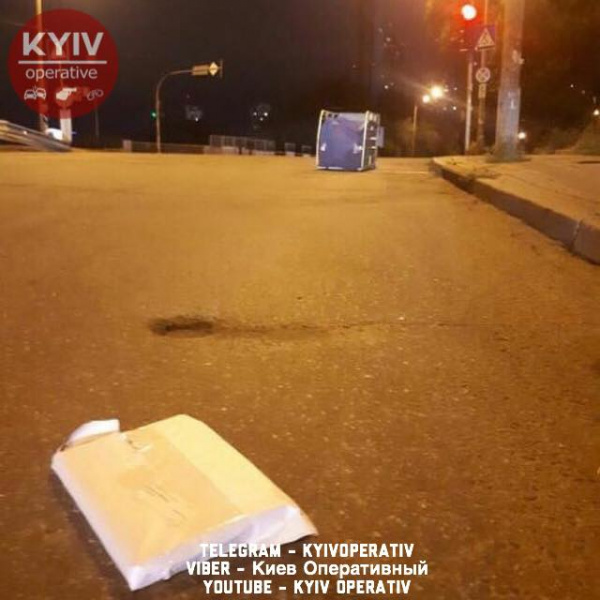 &quot;Експрес доставка&quot;: у Києві &quot;Укрпошта&quot; на ходу втратила посилки і поїхала далі (фото)