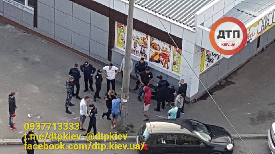 "Суворі троєщинські будні": у Києві невідомий влаштував стрілянину з травмата