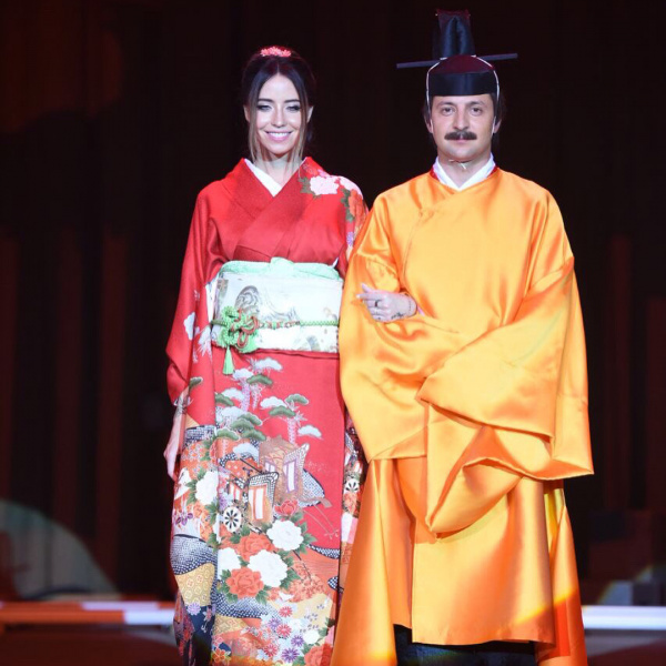 "Повезло с партнером": непривычный образ Зеленского с усами покорил сеть (фото)