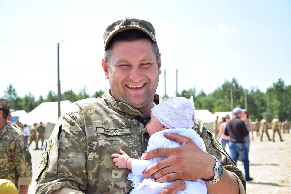 &quot;За що бореться Україна&quot;: мережу захопило зворушливе фото українського бійця