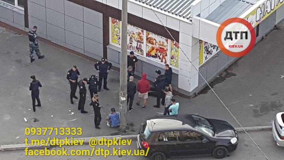 "Суворі троєщинські будні": у Києві невідомий влаштував стрілянину з травмата