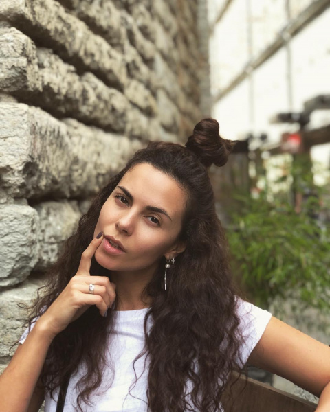 "Звідки ж кільце на руці?": знімки Насті Каменських в Талліні викликали масу питань у мережі (фото)