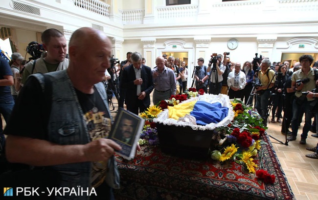 В Киеве попрощались с Левком Лукьяненко (фоторепортаж)