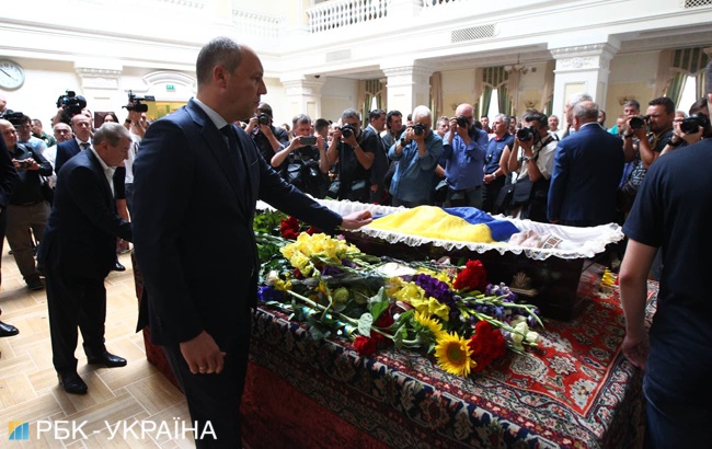 В Киеве попрощались с Левком Лукьяненко (фоторепортаж)