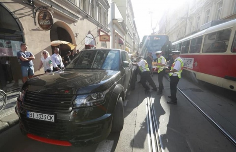 "По привычке": украинец на внедорожнике заблокировал движение в Праге (фото)