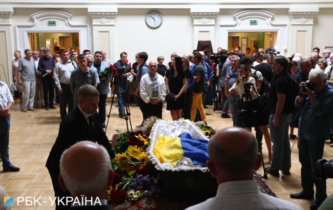 В Киеве попрощались с Левком Лукьяненко (фоторепортаж)