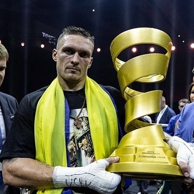 "Чемпион, гордость, легенда!": победоносный бой Усика в Москве вызвал фурор в сети