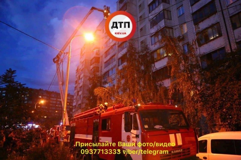 ЧП в Киеве: в столице произошел пожар в многоэтажном доме (видео)