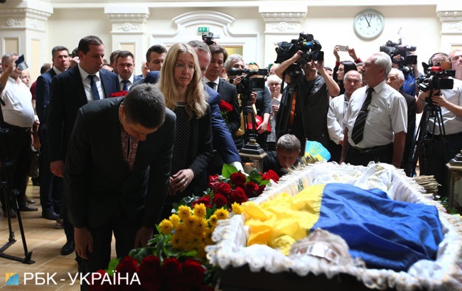 В Киеве попрощались с Левком Лукьяненко (фоторепортаж)