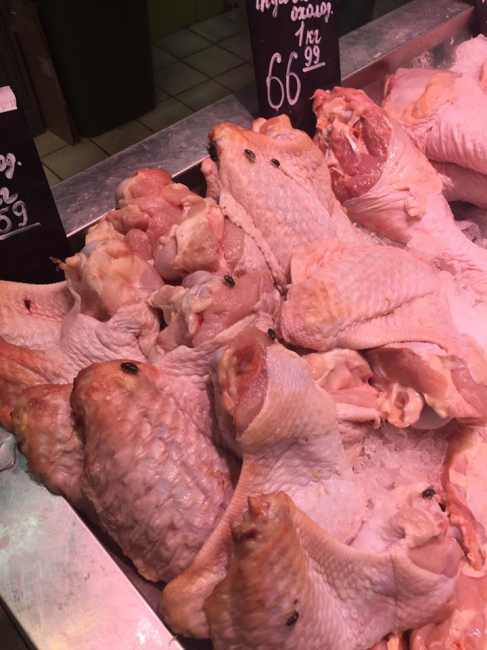 "Видели подобное неоднократно": в супермаркете Бучи продают мясо с мухами (фото)