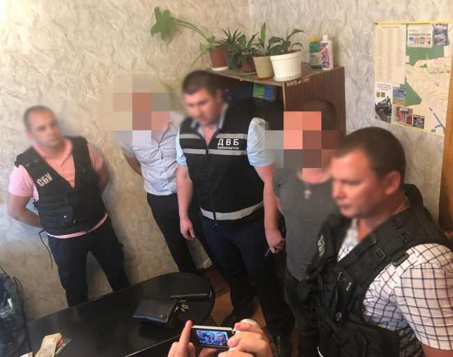 "Альтернатива" в обхода закона: как сотрудники полиции "погорели" на взятке в 25 тыс. грн