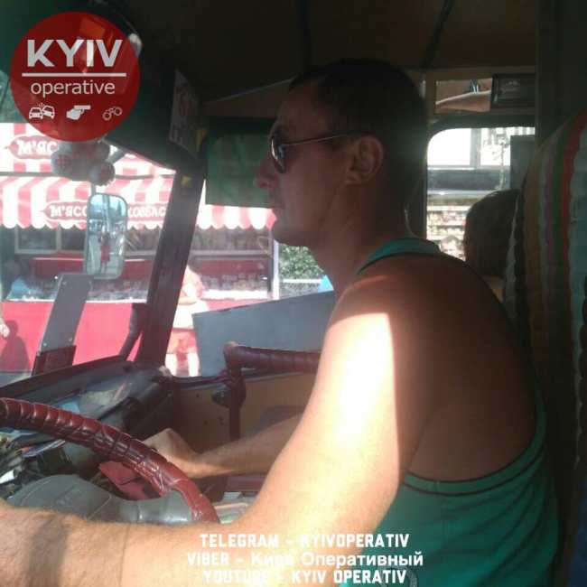 "И быстренько уехал": в Киеве водитель маршрутки намеренно разбил девушке зеркало ее авто (фото)
