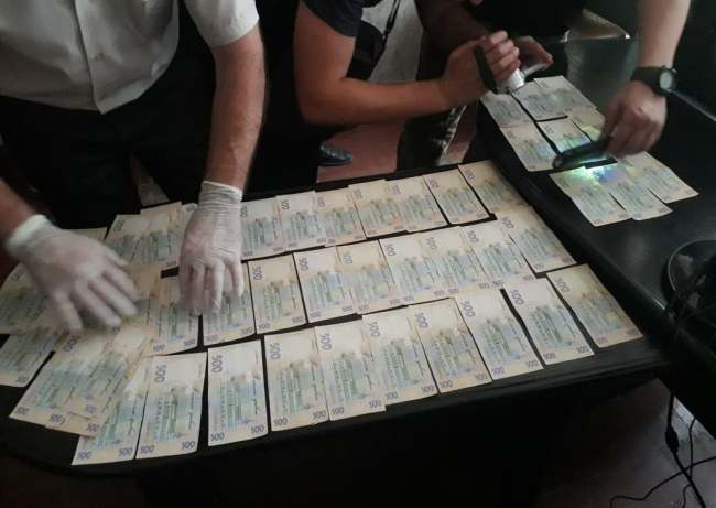 "Альтернатива" в обхода закона: как сотрудники полиции "погорели" на взятке в 25 тыс. грн