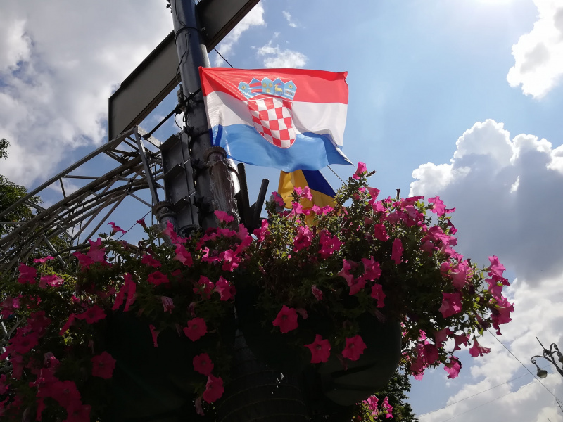 "Ахрана, атмєна": в центрі Києва розвісили прапори Хорватії (фото, відео)