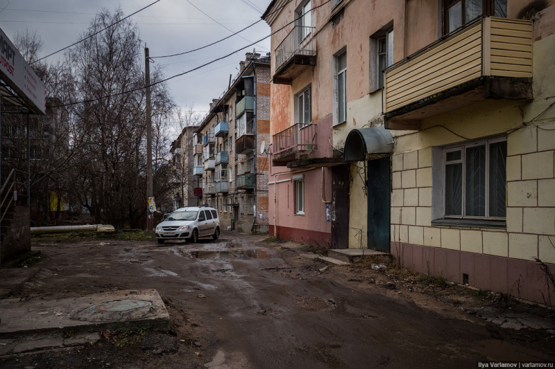 "Невероятная разруха": известный блогер показал, как живут люди в маленьком городке России