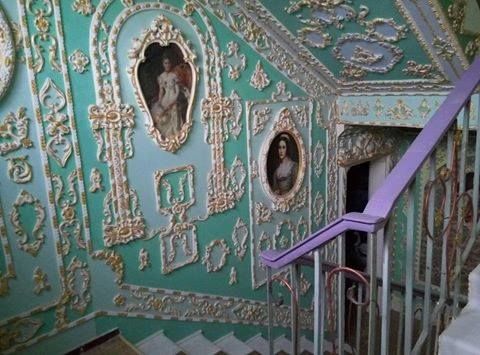 Почти Версаль: в Киеве пенсионер превратил подъезд дома в настоящий музей