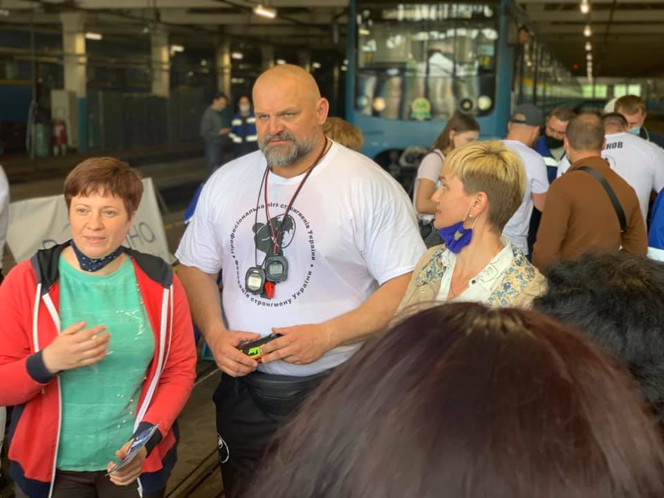 У метро Києва встановили рекорд з перетягування поїзда: сильні фото і відео