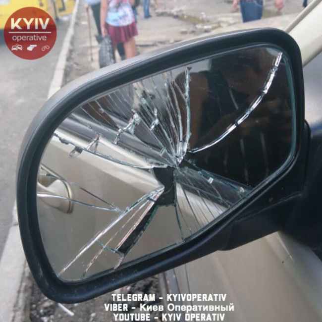 "І швиденько поїхав": у Києві водій маршрутки навмисно розбив дівчині дзеркало її авто (фото)