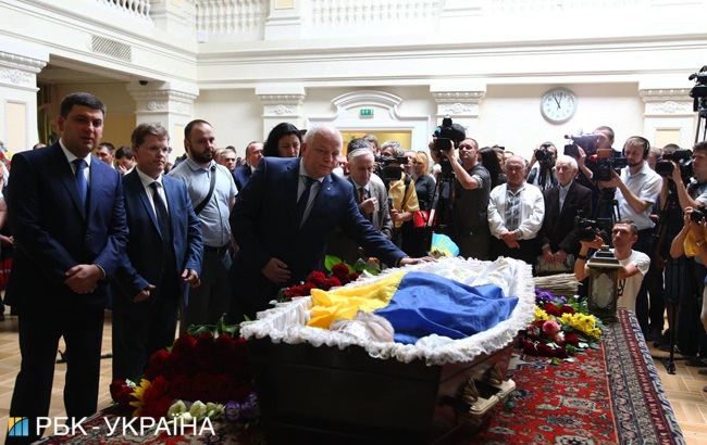 В Киеве попрощались с Левком Лукьяненко (фоторепортаж)