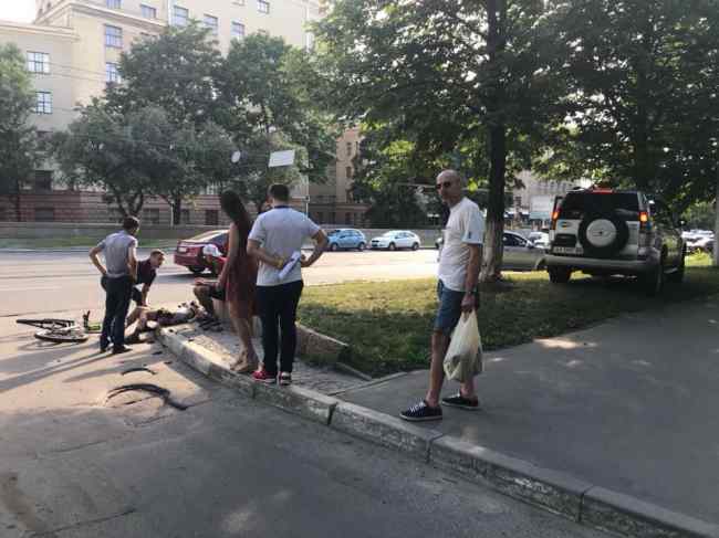 Умер, не приходя в сознание: в Харькове женщина сбила 19-летнего велосипедиста и избегает суда