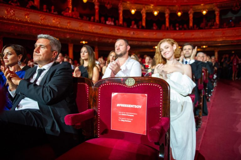 "Он мне как сын": Роговцева трогательно поддержала Сенцова на получении премии Одесского кинофестиваля