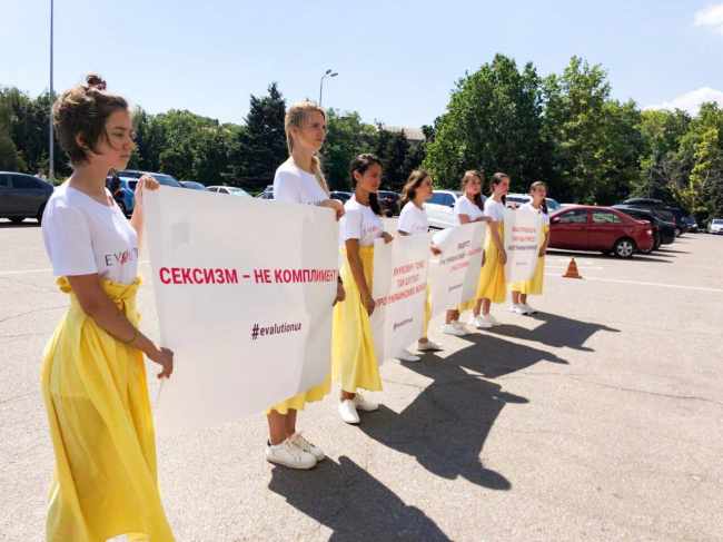"Я красива, но это – не моя профессия": в Одессе активистки требуют извинений за сексистские высказывания чиновника