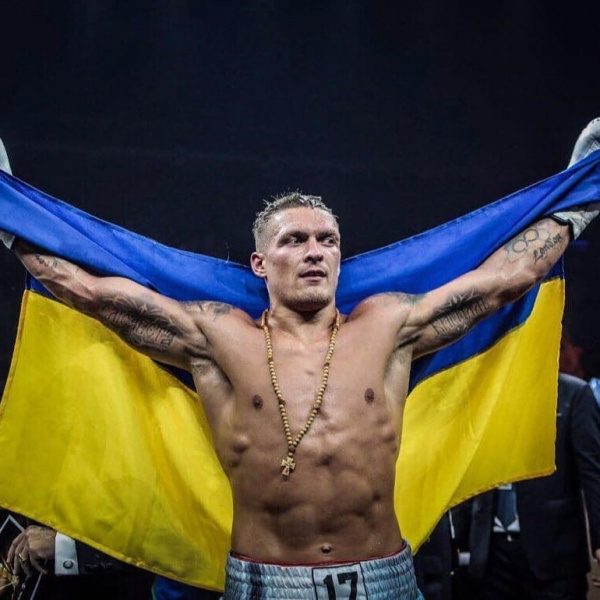 "Чемпион, гордость, легенда!": победоносный бой Усика в Москве вызвал фурор в сети