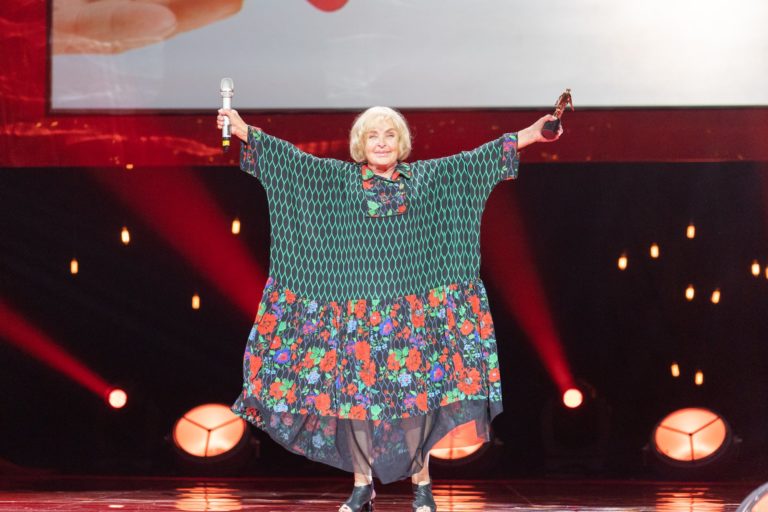 "Он мне как сын": Роговцева трогательно поддержала Сенцова на получении премии Одесского кинофестиваля