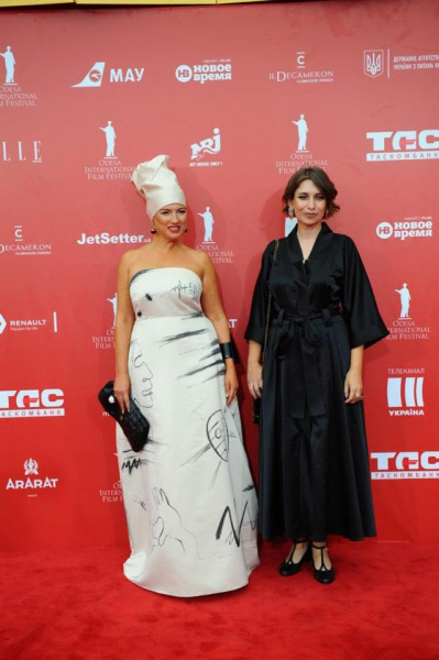 "Уже немолодая волчица": в сети высмеяли нелепые образы на кинофестивале в Одессе (фото)