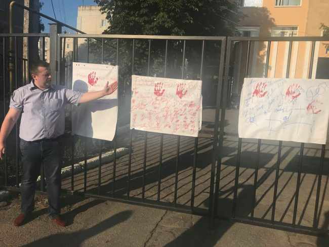 "Вимагаємо вжити заходів": харків'яни влаштували мітинг під будівлею поліції (фото)