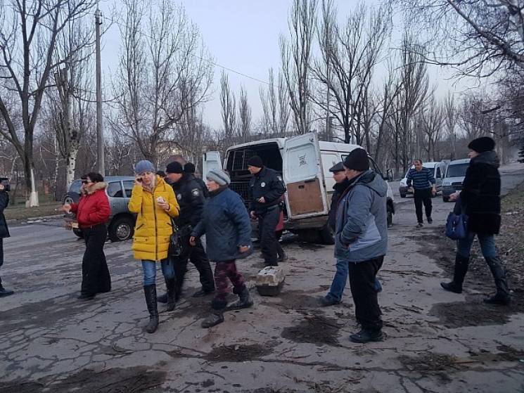 В Запорожской области зоозащитники разгромили машину отловщиков собак (фото)