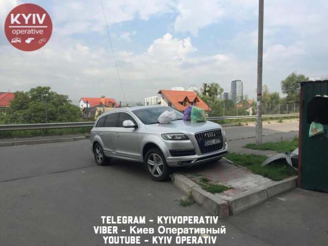 "Так еще и бляхер": в сети появилось фото авто очередного "героя парковки"