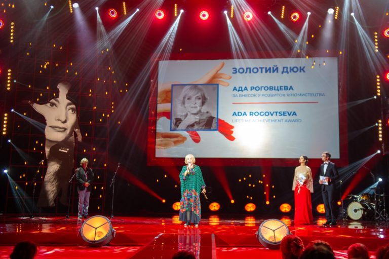 "Он мне как сын": Роговцева трогательно поддержала Сенцова на получении премии Одесского кинофестиваля